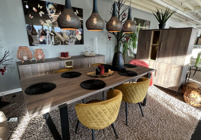 Salle à manger complète en bois en finition golden oak : dressoir, table et bar