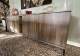 Salle à manger complète en bois en finition golden oak : dressoir, table et bar